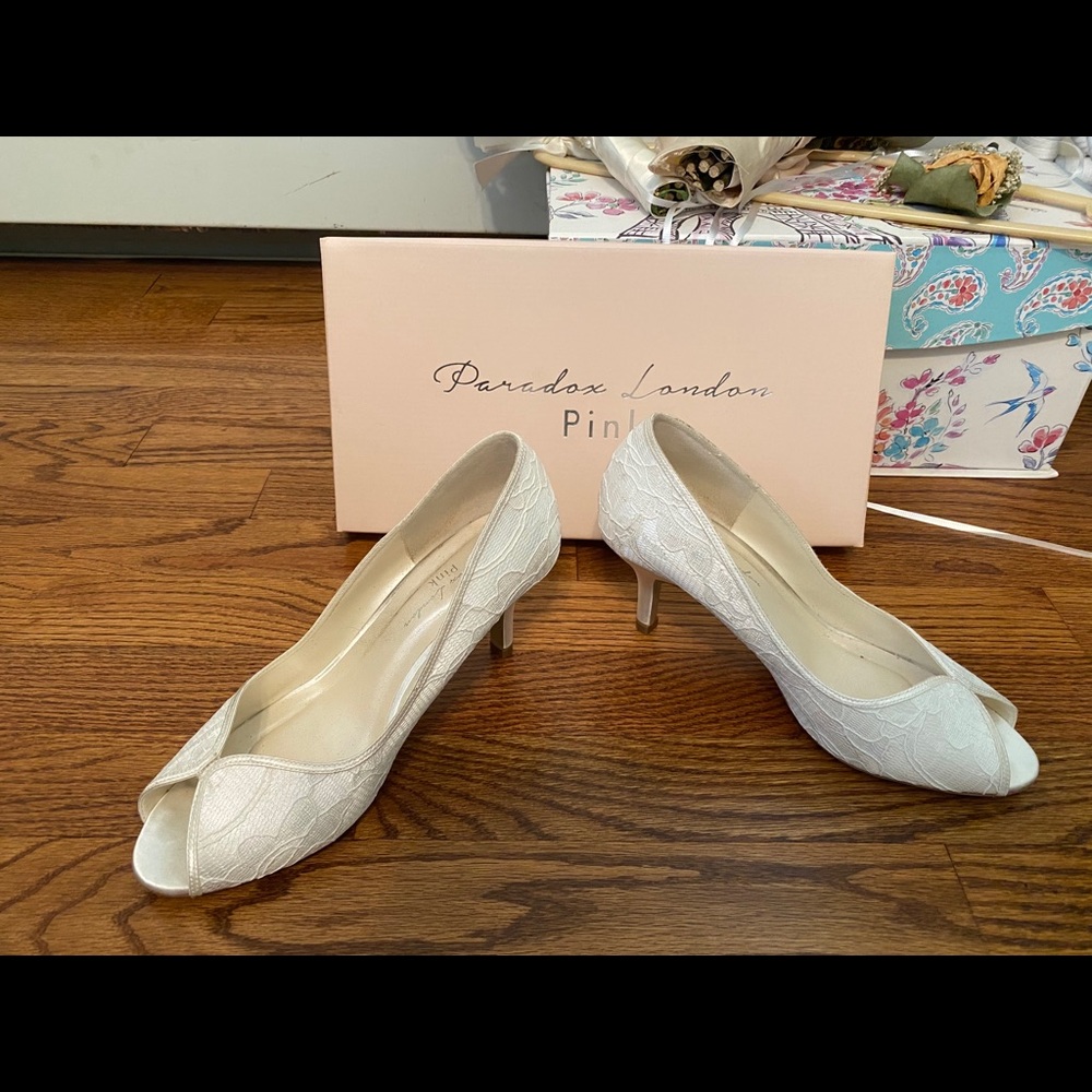 Ivory lace high heel shoes size 8